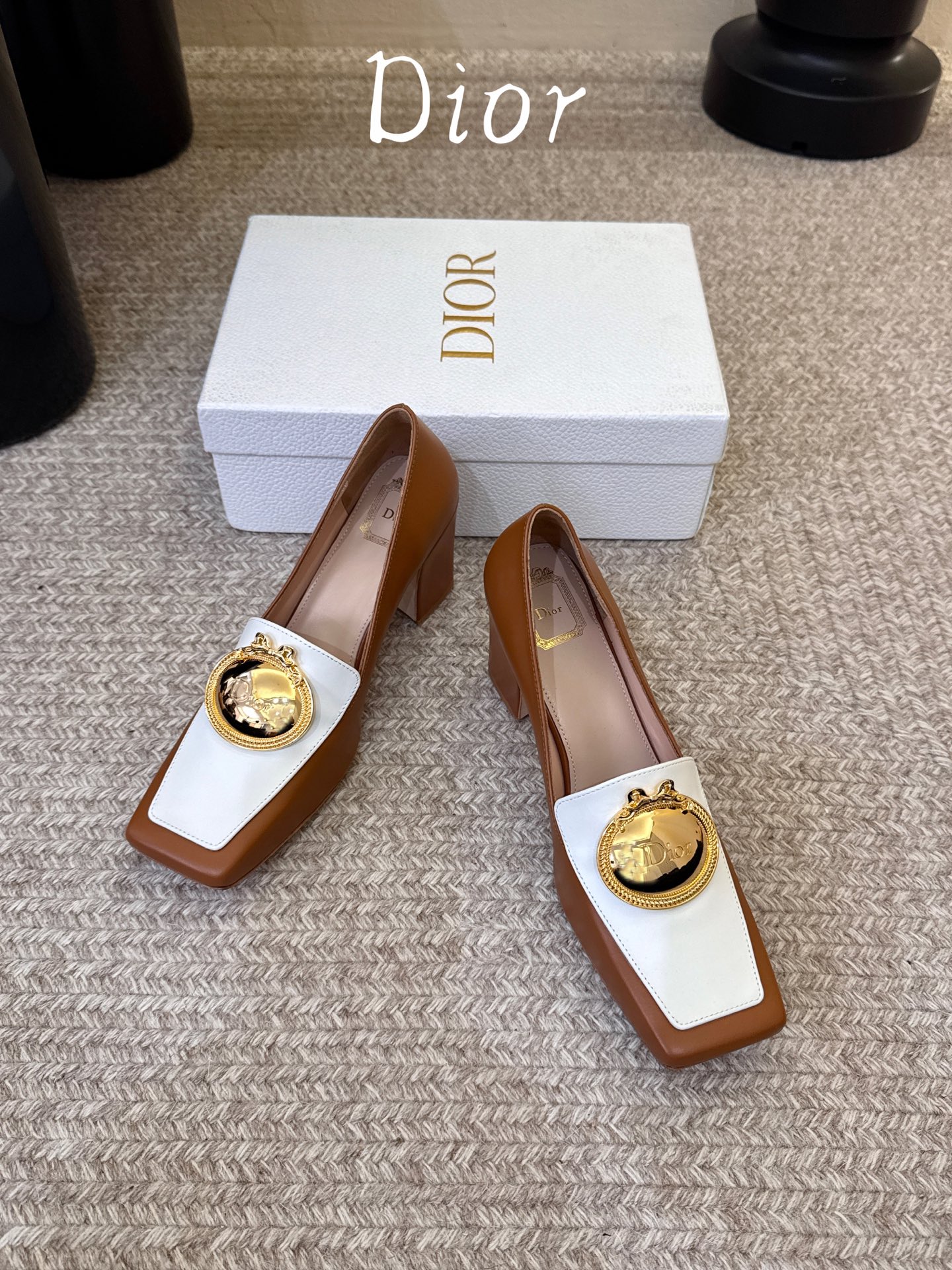 Dio* 春夏新款Dior方头平底乐福鞋 这款 My Dior 露跟高跟鞋是2025春夏成衣系列新品,精致优雅。采用牛皮 Dio* 春夏新款Dior方头平底乐福鞋 这款 My Dior 露跟高跟鞋是2025春夏成衣系列新品,精致优雅。采用牛皮
