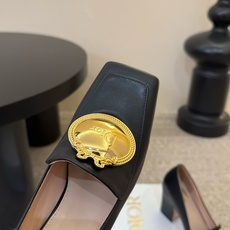 Dio* 春夏新款Dior方头平底乐福鞋 这款 My Dior 露跟高跟鞋是2025春夏成衣系列新品,精致优雅。采用牛皮 Dio* 春夏新款Dior方头平底乐福鞋 这款 My Dior 露跟高跟鞋是2025春夏成衣系列新品,精致优雅。采用牛皮