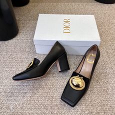 Dio* 春夏新款Dior方头平底乐福鞋 这款 My Dior 露跟高跟鞋是2025春夏成衣系列新品,精致优雅。采用牛皮 Dio* 春夏新款Dior方头平底乐福鞋 这款 My Dior 露跟高跟鞋是2025春夏成衣系列新品,精致优雅。采用牛皮