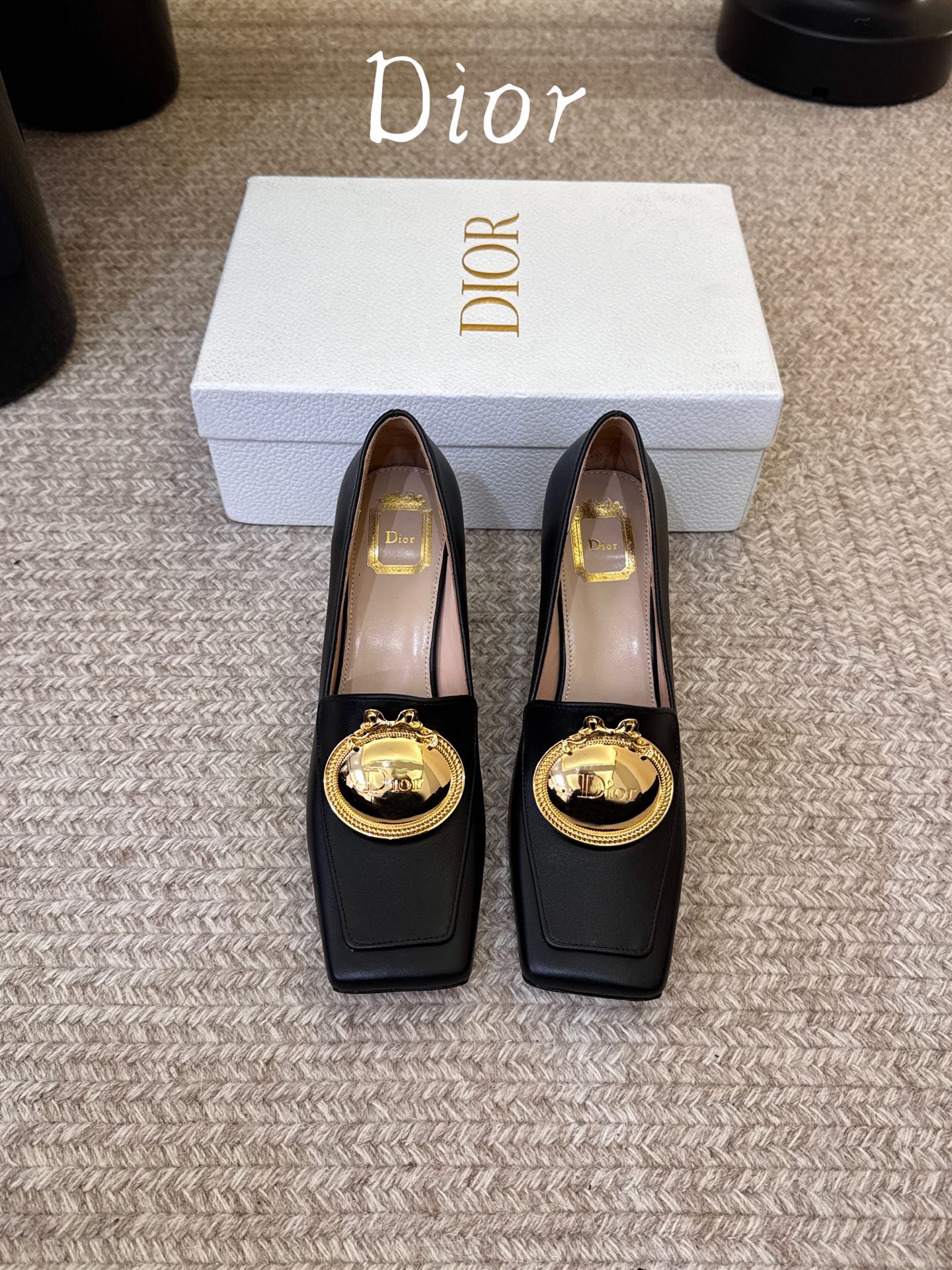 Dio* 春夏新款Dior方头平底乐福鞋 这款 My Dior 露跟高跟鞋是2025春夏成衣系列新品,精致优雅。采用牛皮 Dio* 春夏新款Dior方头平底乐福鞋 这款 My Dior 露跟高跟鞋是2025春夏成衣系列新品,精致优雅。采用牛皮