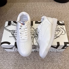 硬货,我家侧边都有挂标 不是市场普通版本 CELINE & REEBOK|阿普瑞风联名Celine思琳 & Reebok 硬货,我家侧边都有挂标 不是市场普通版本 CELINE & REEBOK|阿普瑞风联名Celine思琳 & Reebok
