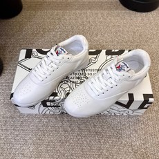 硬货,我家侧边都有挂标 不是市场普通版本 CELINE & REEBOK|阿普瑞风联名Celine思琳 & Reebok 硬货,我家侧边都有挂标 不是市场普通版本 CELINE & REEBOK|阿普瑞风联名Celine思琳 & Reebok