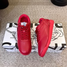 硬货,我家侧边都有挂标 不是市场普通版本 CELINE & REEBOK|阿普瑞风联名Celine思琳 & Reebok 硬货,我家侧边都有挂标 不是市场普通版本 CELINE & REEBOK|阿普瑞风联名Celine思琳 & Reebok