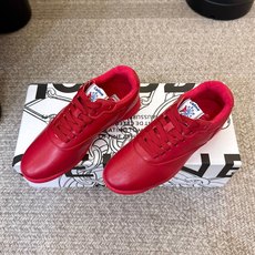 硬货,我家侧边都有挂标 不是市场普通版本 CELINE & REEBOK|阿普瑞风联名Celine思琳 & Reebok 硬货,我家侧边都有挂标 不是市场普通版本 CELINE & REEBOK|阿普瑞风联名Celine思琳 & Reebok