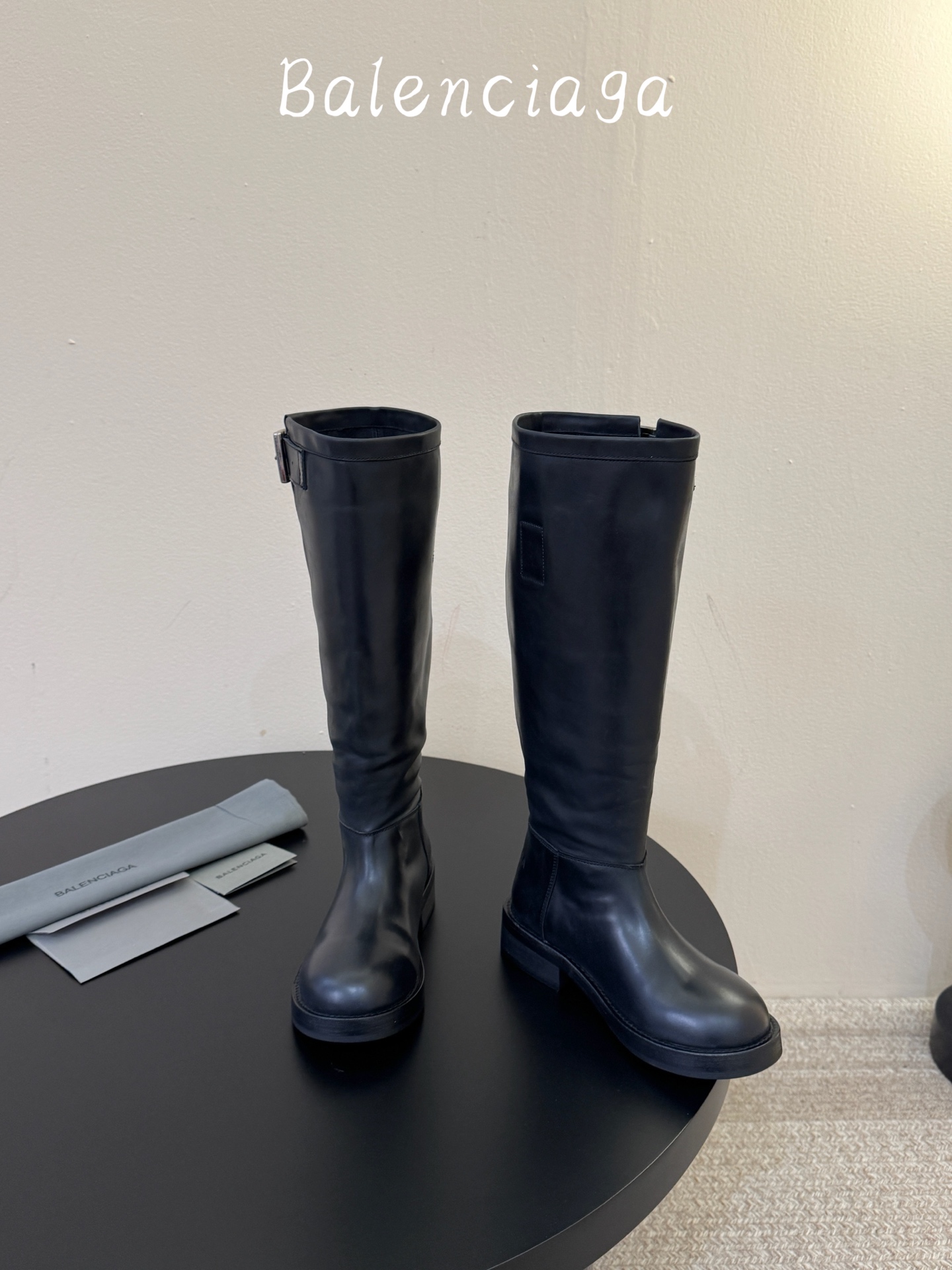 牛皮 Balenciaga巴黎世家堆堆靴Veno高筒靴 中筒靴  请认准高版本 这款靴子在设计上独具匠心 以绑带与皮带元