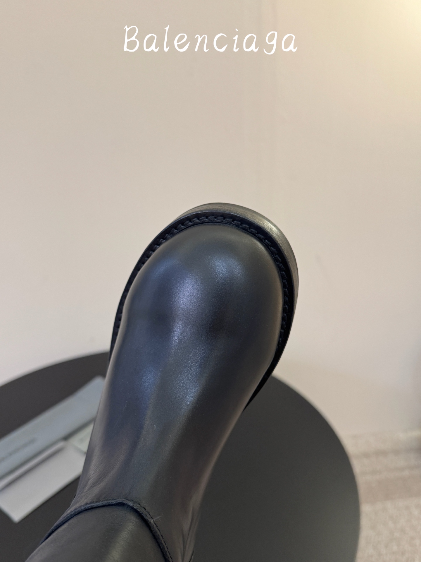 牛皮 Balenciaga巴黎世家堆堆靴Veno高筒靴 中筒靴  请认准高版本 这款靴子在设计上独具匠心 以绑带与皮带元