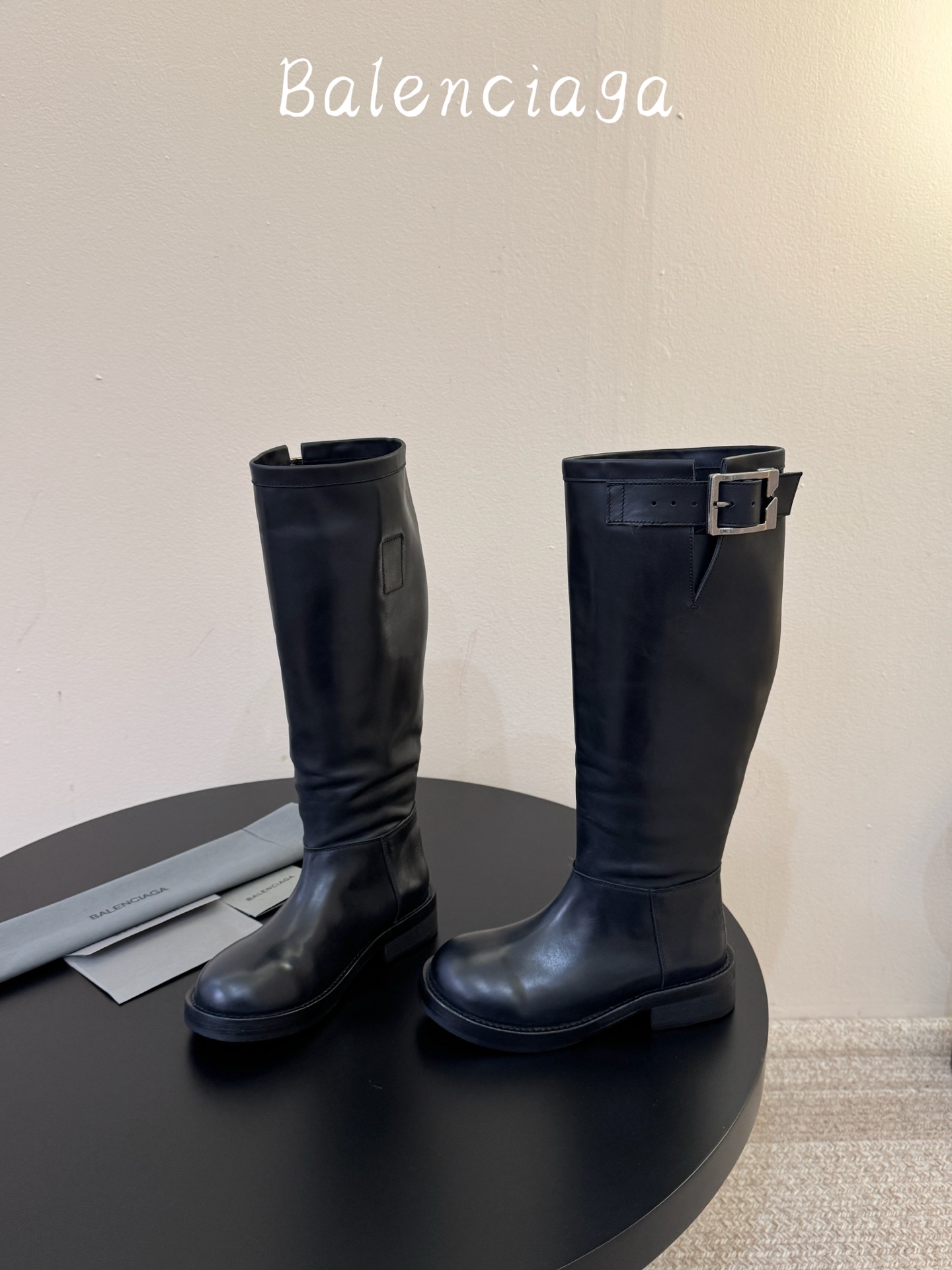 牛皮 Balenciaga巴黎世家堆堆靴Veno高筒靴 中筒靴  请认准高版本 这款靴子在设计上独具匠心 以绑带与皮带元