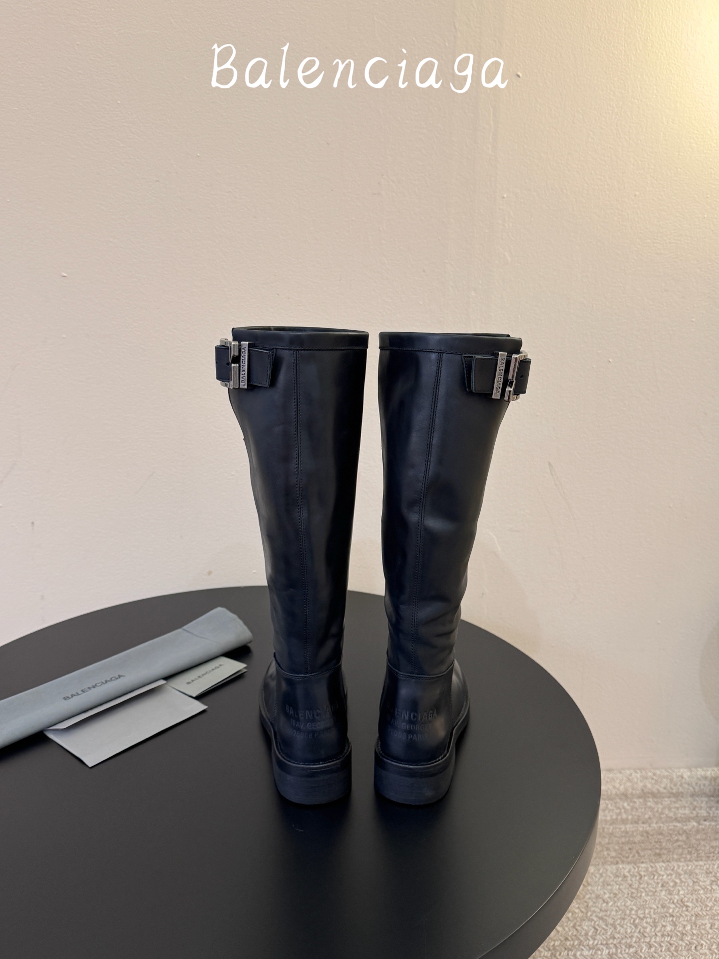 牛皮 Balenciaga巴黎世家堆堆靴Veno高筒靴 中筒靴  请认准高版本 这款靴子在设计上独具匠心 以绑带与皮带元