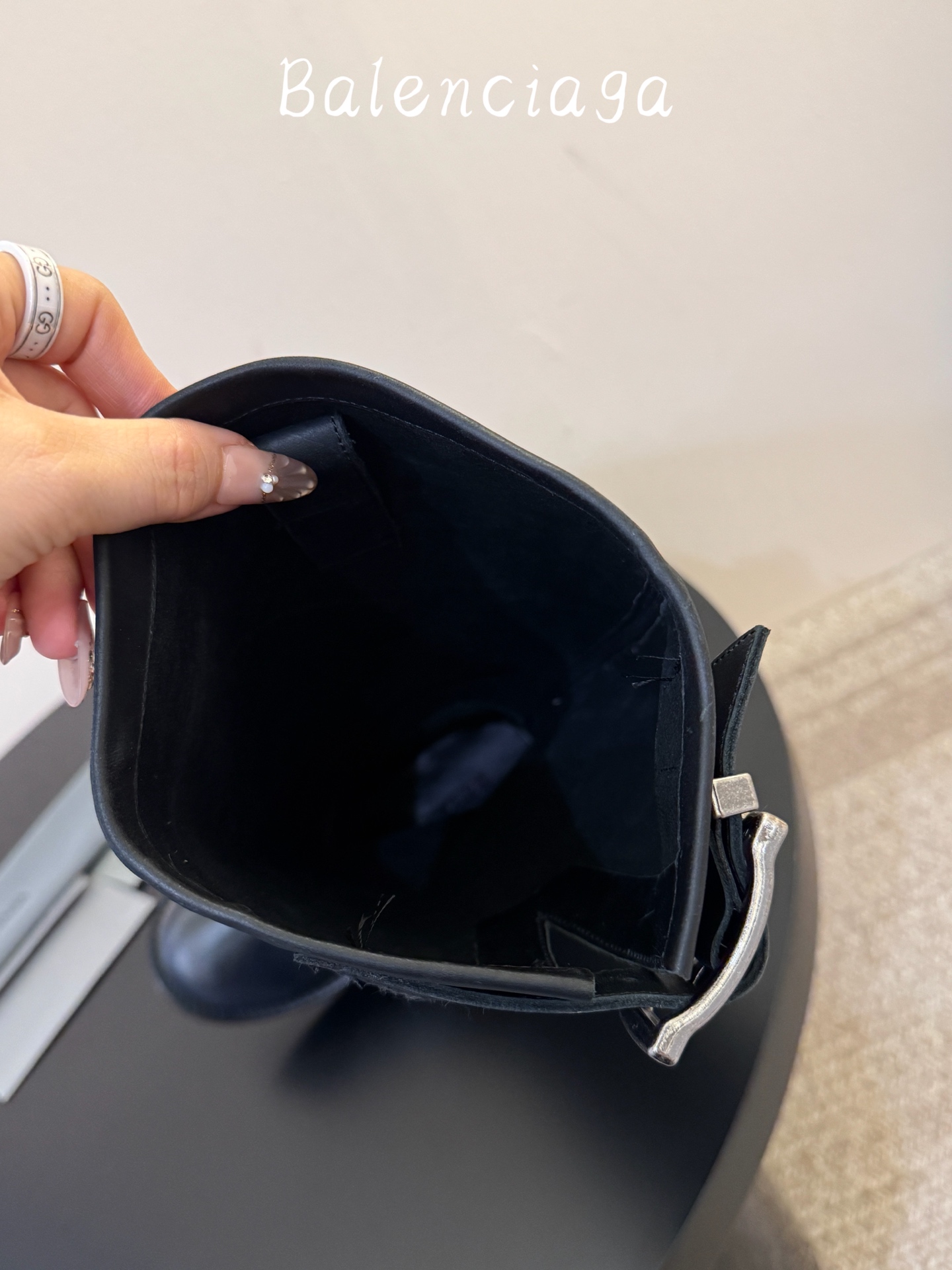 牛皮 Balenciaga巴黎世家堆堆靴Veno高筒靴 中筒靴  请认准高版本 这款靴子在设计上独具匠心 以绑带与皮带元