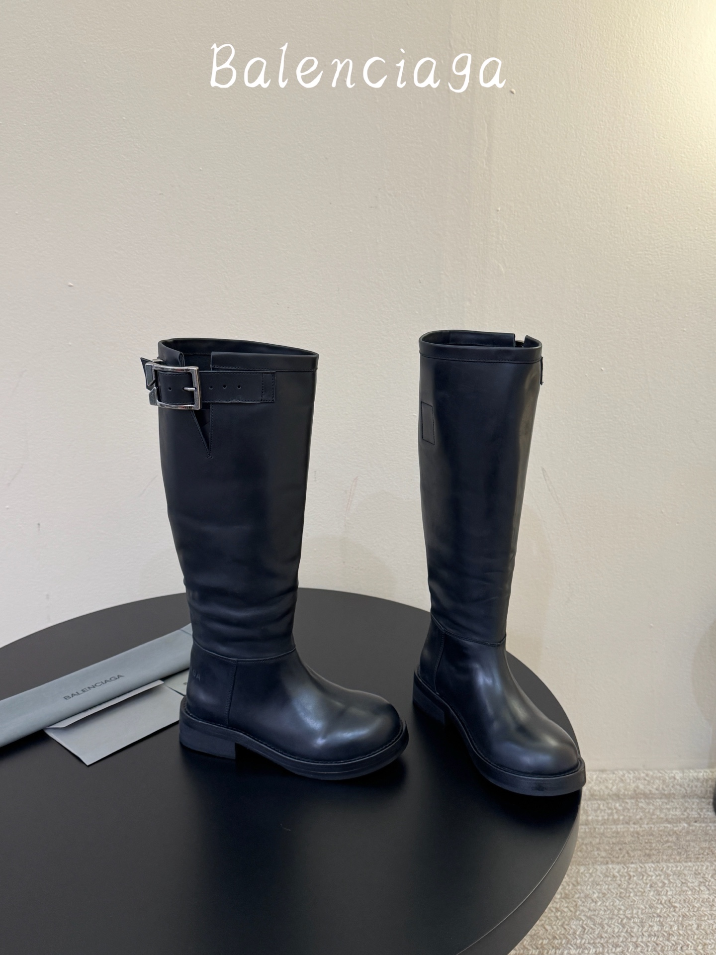 牛皮 Balenciaga巴黎世家堆堆靴Veno高筒靴 中筒靴  请认准高版本 这款靴子在设计上独具匠心 以绑带与皮带元