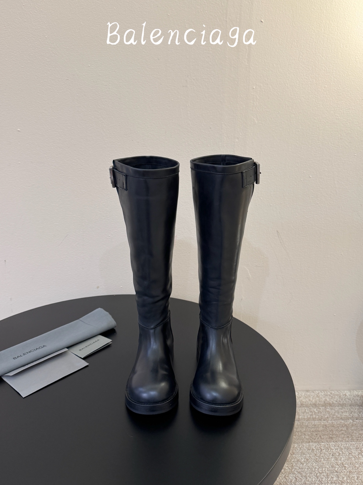 牛皮 Balenciaga巴黎世家堆堆靴Veno高筒靴 中筒靴  请认准高版本 这款靴子在设计上独具匠心 以绑带与皮带元