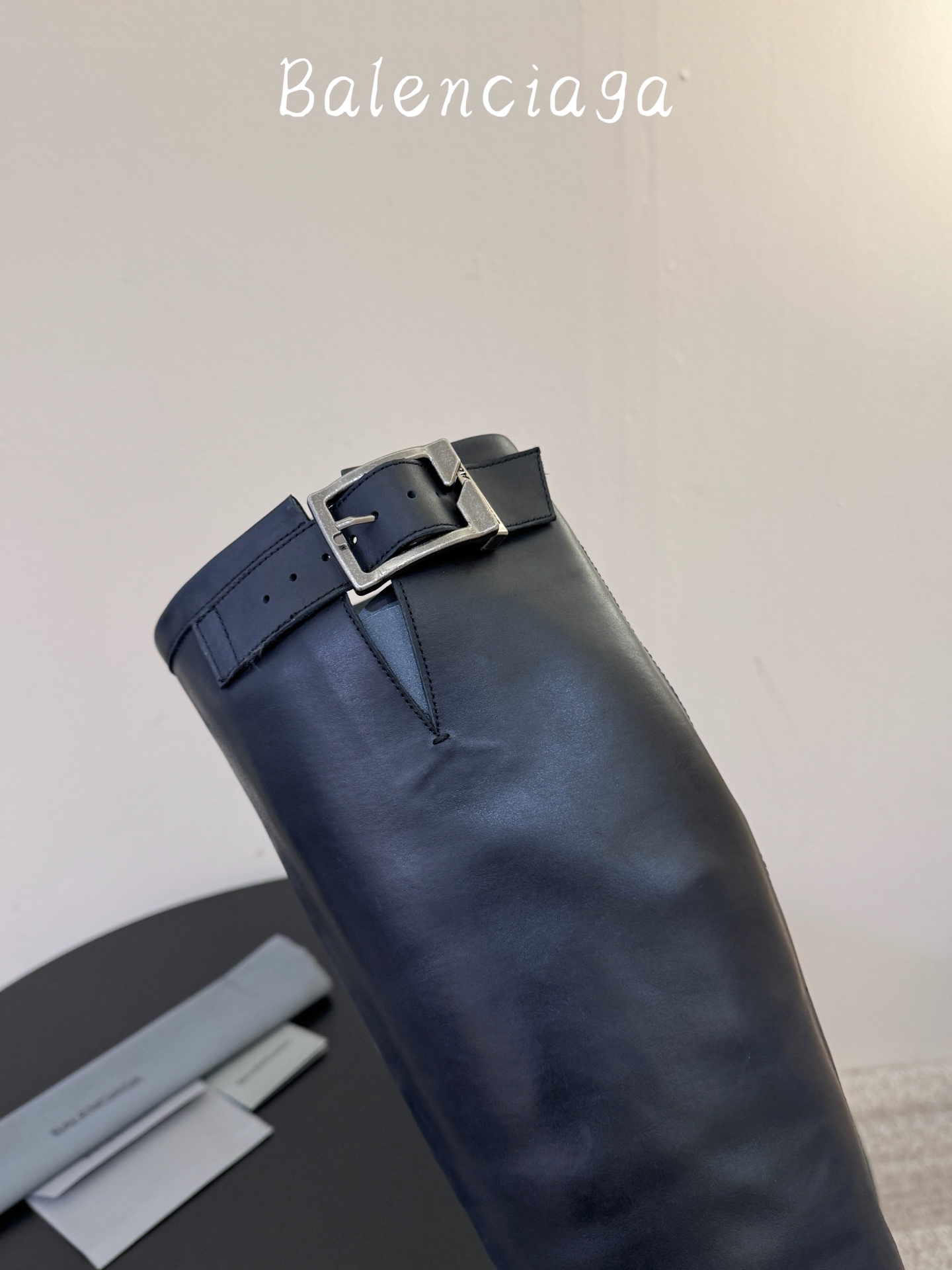 牛皮 Balenciaga巴黎世家堆堆靴Veno高筒靴 中筒靴  请认准高版本 这款靴子在设计上独具匠心 以绑带与皮带元