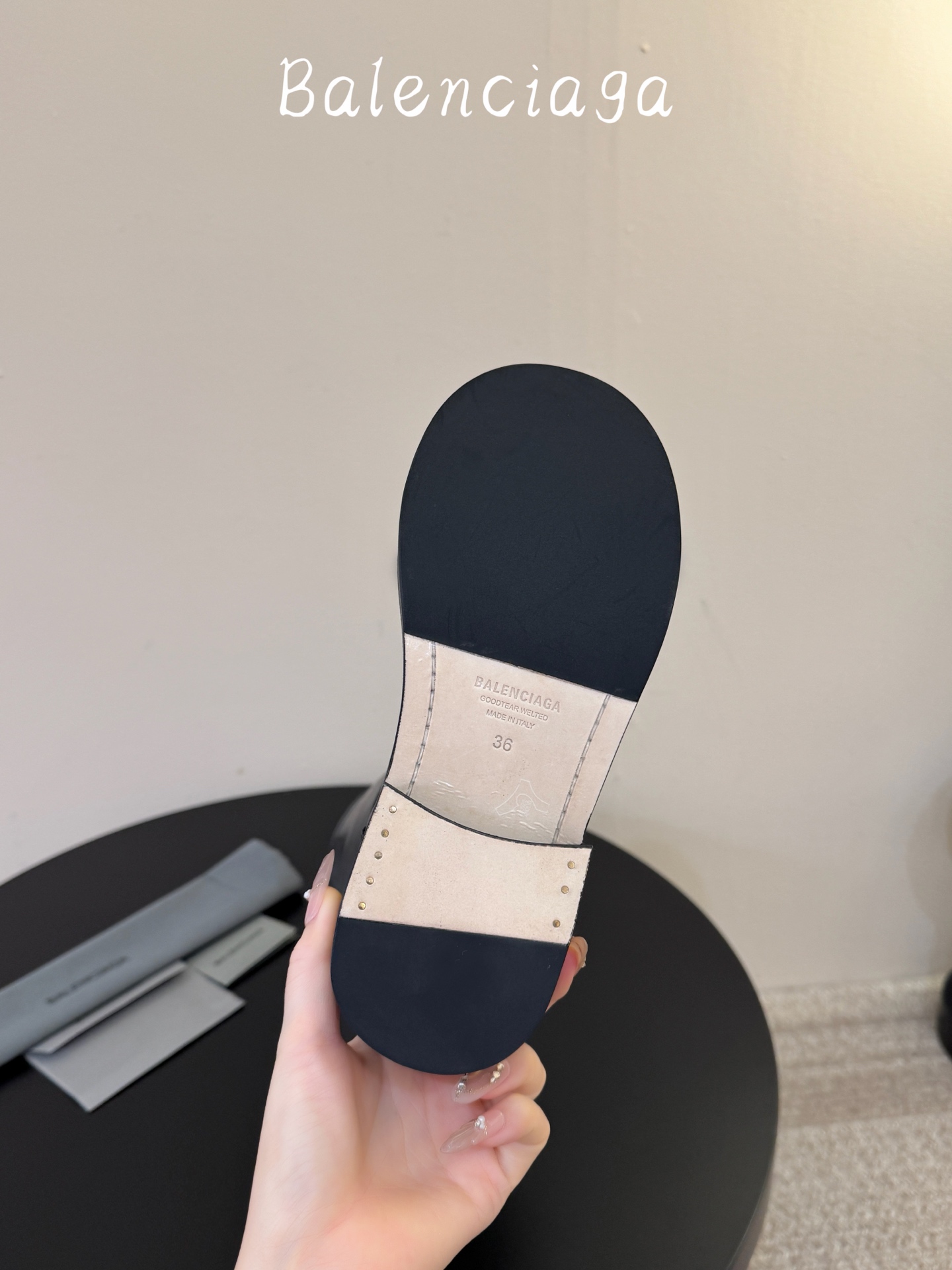 牛皮 Balenciaga巴黎世家堆堆靴Veno高筒靴 中筒靴  请认准高版本 这款靴子在设计上独具匠心 以绑带与皮带元