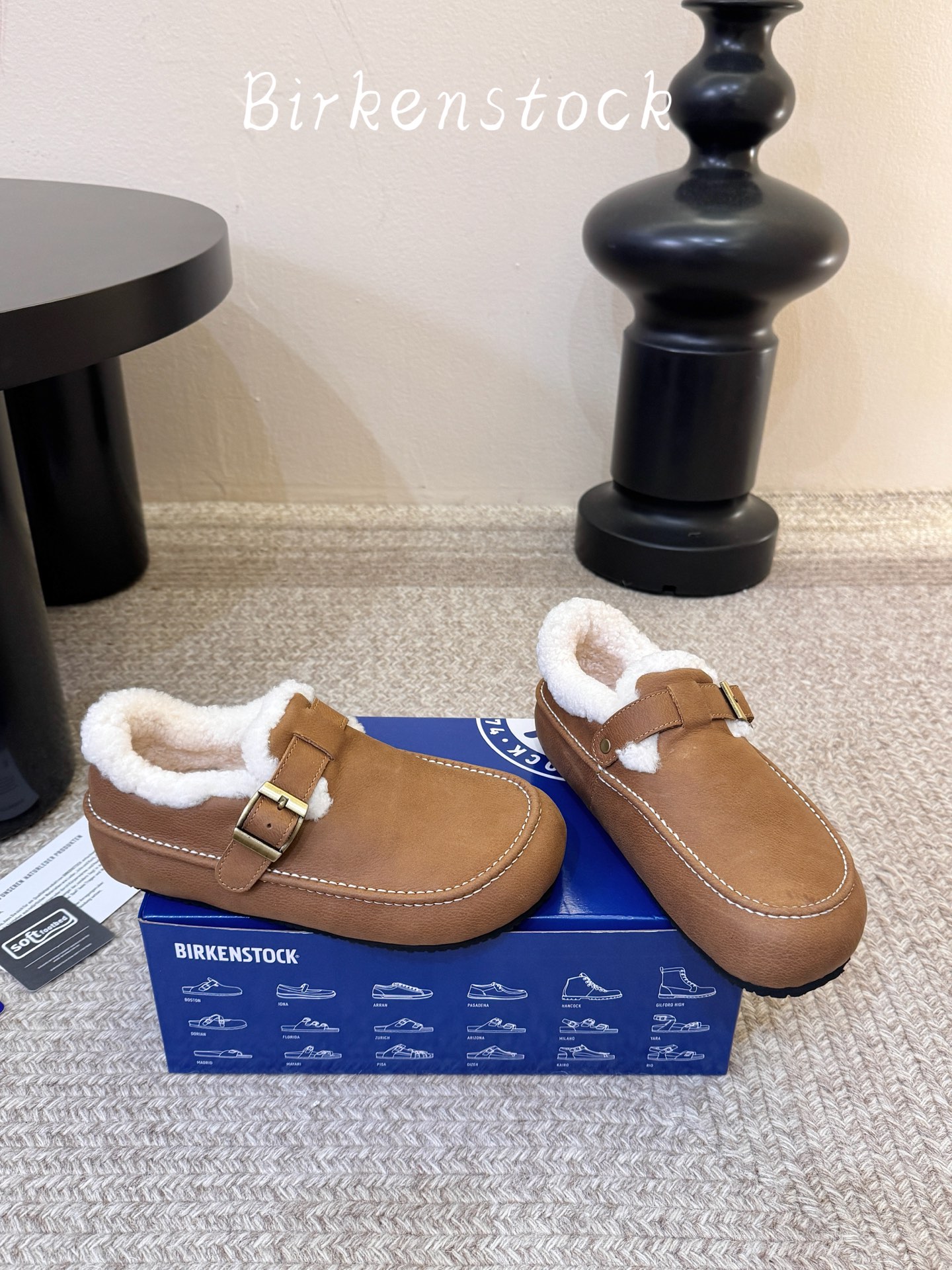 BIRKENSTOC*26ss秋冬新款勃肯鞋 自带松弛复古氛围感,利落的包头穆勒版型,搭配金属搭扣点缀,慵懒气质直接拉满 BIRKENSTOC*26ss秋冬新款勃肯鞋 自带松弛复古氛围感,利落的包头穆勒版型,搭配金属搭扣点缀,慵懒气质直接拉满