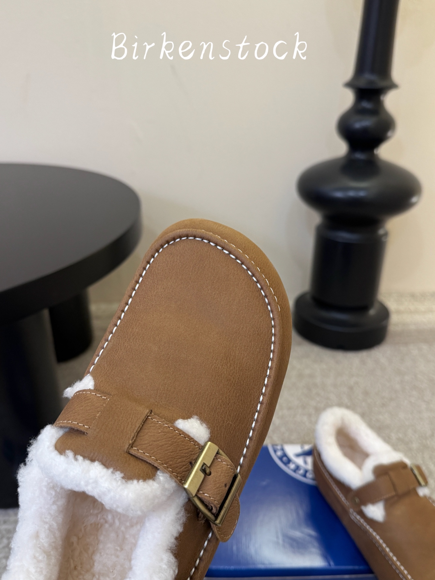 BIRKENSTOC*26ss秋冬新款勃肯鞋 自带松弛复古氛围感,利落的包头穆勒版型,搭配金属搭扣点缀,慵懒气质直接拉满 BIRKENSTOC*26ss秋冬新款勃肯鞋 自带松弛复古氛围感,利落的包头穆勒版型,搭配金属搭扣点缀,慵懒气质直接拉满