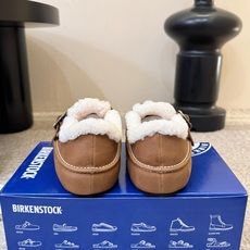 BIRKENSTOC*26ss秋冬新款勃肯鞋 自带松弛复古氛围感,利落的包头穆勒版型,搭配金属搭扣点缀,慵懒气质直接拉满 BIRKENSTOC*26ss秋冬新款勃肯鞋 自带松弛复古氛围感,利落的包头穆勒版型,搭配金属搭扣点缀,慵懒气质直接拉满