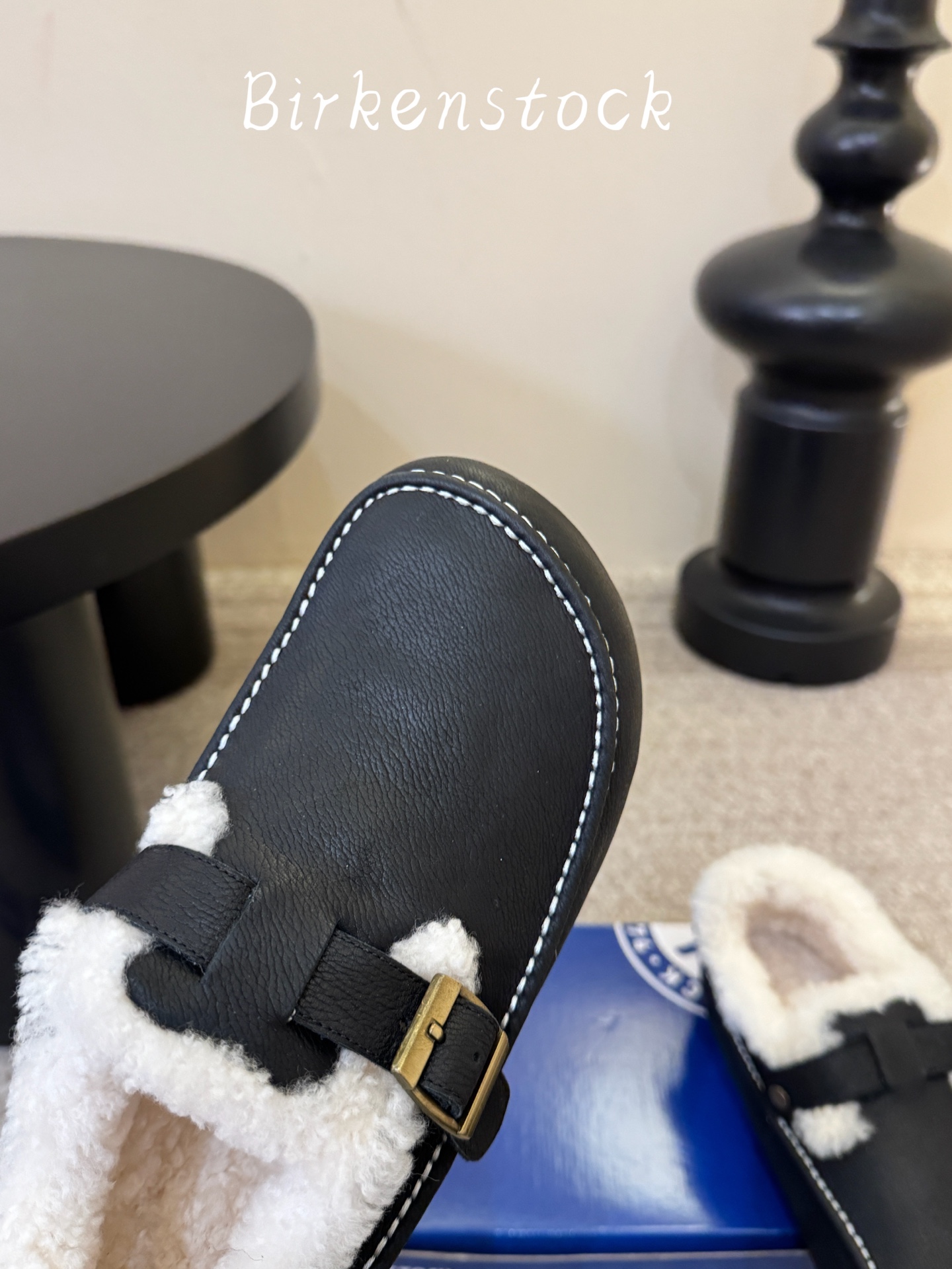 BIRKENSTOC*26ss秋冬新款勃肯鞋 自带松弛复古氛围感,利落的包头穆勒版型,搭配金属搭扣点缀,慵懒气质直接拉满 BIRKENSTOC*26ss秋冬新款勃肯鞋 自带松弛复古氛围感,利落的包头穆勒版型,搭配金属搭扣点缀,慵懒气质直接拉满