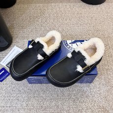 BIRKENSTOC*26ss秋冬新款勃肯鞋 自带松弛复古氛围感,利落的包头穆勒版型,搭配金属搭扣点缀,慵懒气质直接拉满 BIRKENSTOC*26ss秋冬新款勃肯鞋 自带松弛复古氛围感,利落的包头穆勒版型,搭配金属搭扣点缀,慵懒气质直接拉满