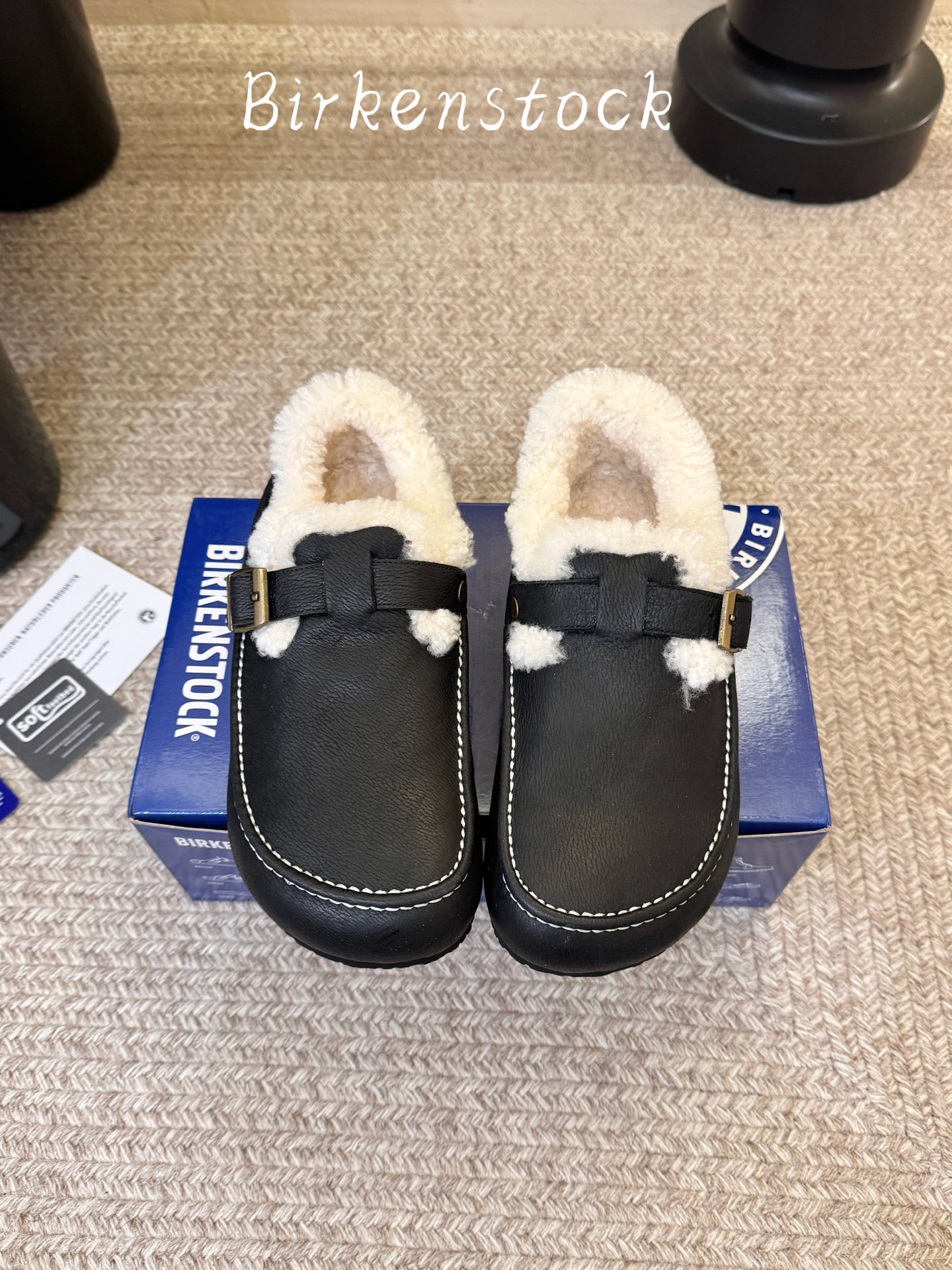 BIRKENSTOC*26ss秋冬新款勃肯鞋 自带松弛复古氛围感,利落的包头穆勒版型,搭配金属搭扣点缀,慵懒气质直接拉满 BIRKENSTOC*26ss秋冬新款勃肯鞋 自带松弛复古氛围感,利落的包头穆勒版型,搭配金属搭扣点缀,慵懒气质直接拉满