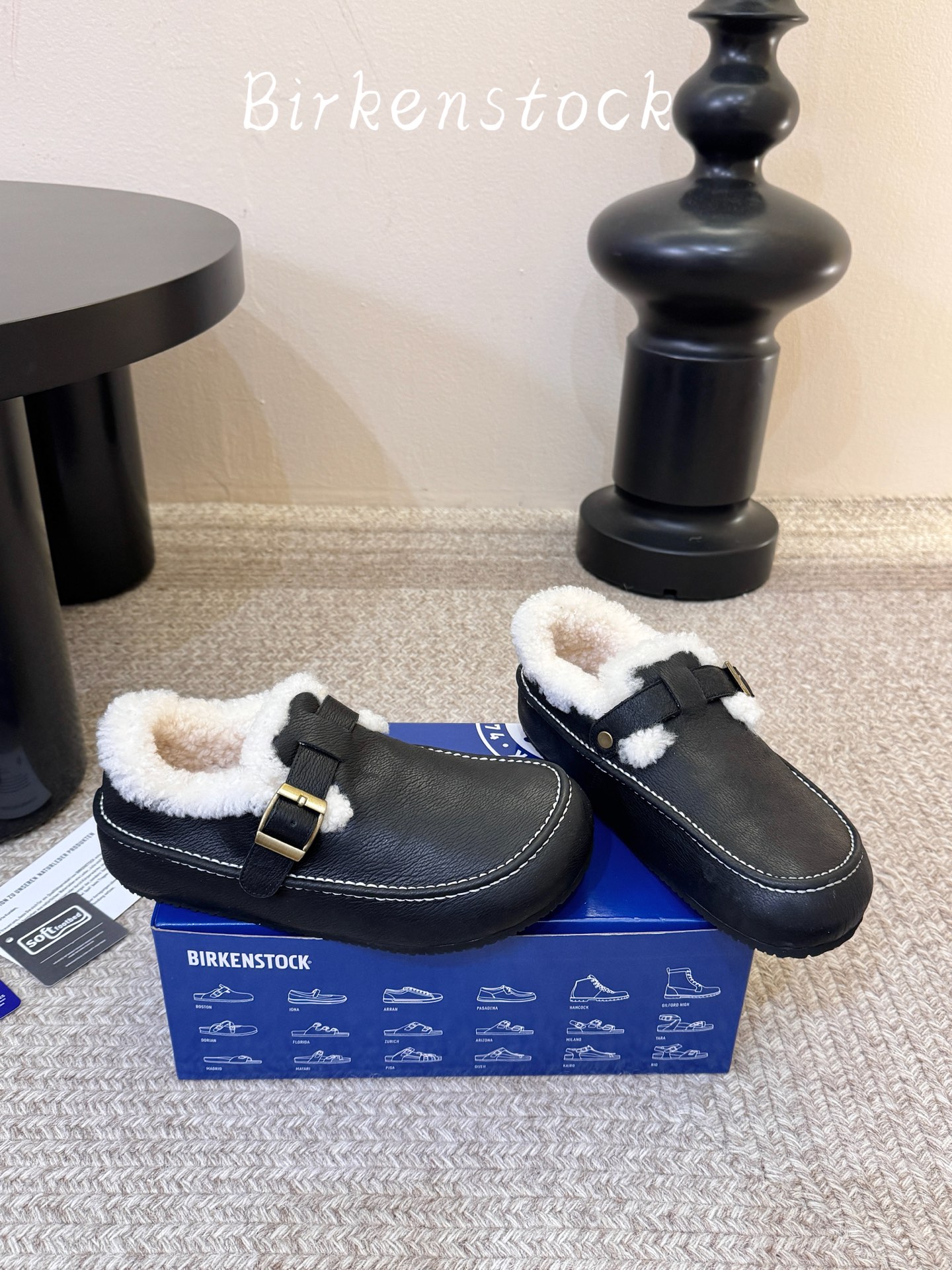 BIRKENSTOC*26ss秋冬新款勃肯鞋 自带松弛复古氛围感,利落的包头穆勒版型,搭配金属搭扣点缀,慵懒气质直接拉满 BIRKENSTOC*26ss秋冬新款勃肯鞋 自带松弛复古氛围感,利落的包头穆勒版型,搭配金属搭扣点缀,慵懒气质直接拉满
