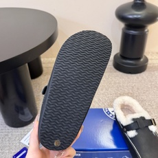 BIRKENSTOC*26ss秋冬新款勃肯鞋 自带松弛复古氛围感,利落的包头穆勒版型,搭配金属搭扣点缀,慵懒气质直接拉满 BIRKENSTOC*26ss秋冬新款勃肯鞋 自带松弛复古氛围感,利落的包头穆勒版型,搭配金属搭扣点缀,慵懒气质直接拉满