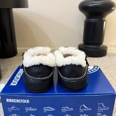 BIRKENSTOC*26ss秋冬新款勃肯鞋 自带松弛复古氛围感,利落的包头穆勒版型,搭配金属搭扣点缀,慵懒气质直接拉满 BIRKENSTOC*26ss秋冬新款勃肯鞋 自带松弛复古氛围感,利落的包头穆勒版型,搭配金属搭扣点缀,慵懒气质直接拉满