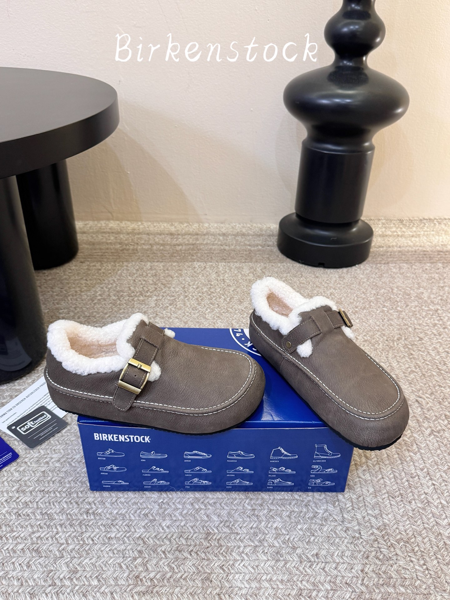 BIRKENSTOC*26ss秋冬新款勃肯鞋 自带松弛复古氛围感，利落的包头穆勒版型，搭配金属搭扣点缀，慵懒气质直接拉满