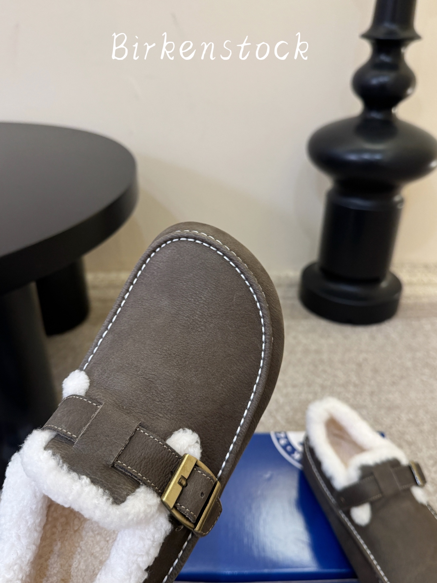 BIRKENSTOC*26ss秋冬新款勃肯鞋 自带松弛复古氛围感，利落的包头穆勒版型，搭配金属搭扣点缀，慵懒气质直接拉满