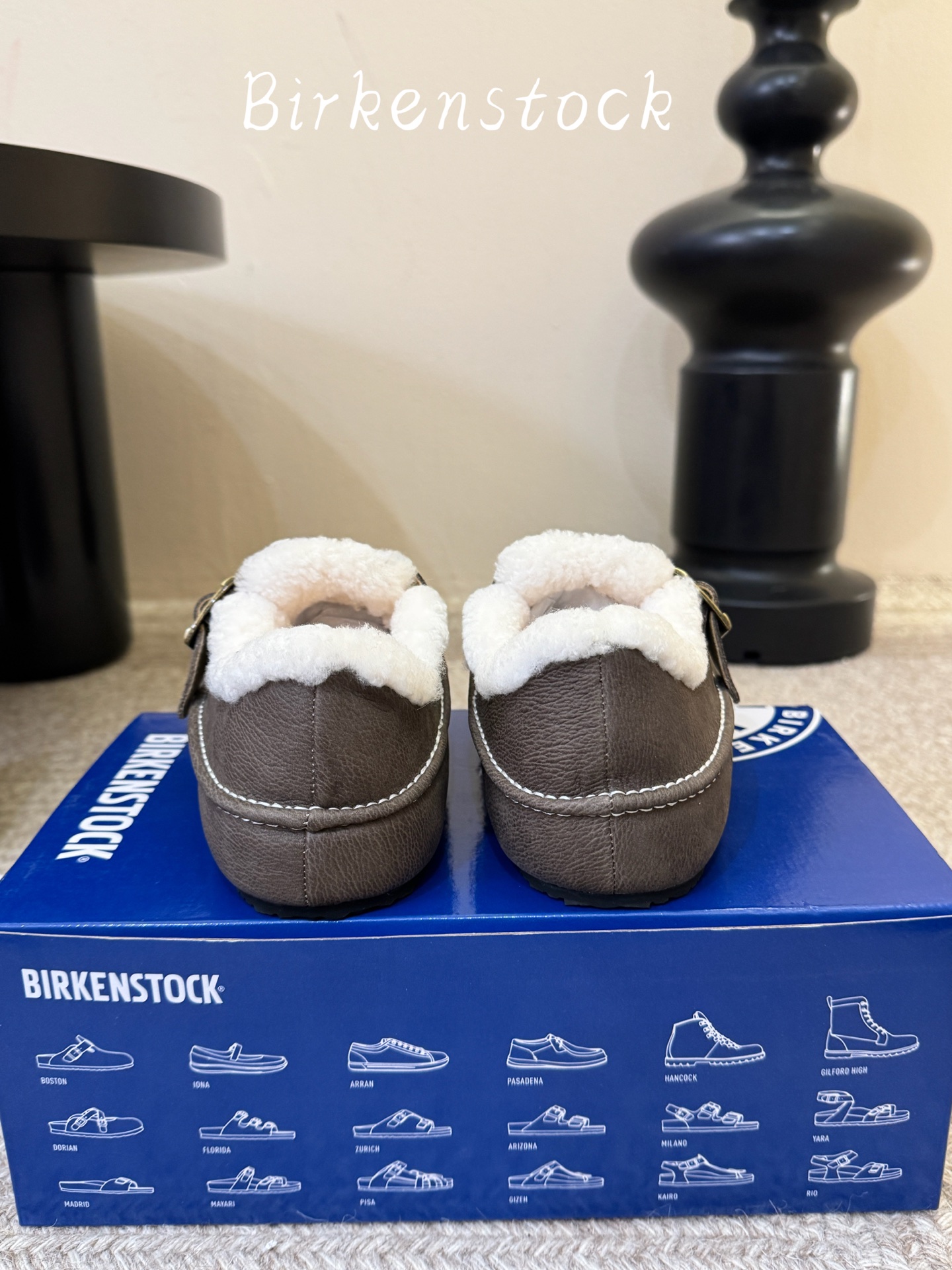 BIRKENSTOC*26ss秋冬新款勃肯鞋 自带松弛复古氛围感，利落的包头穆勒版型，搭配金属搭扣点缀，慵懒气质直接拉满