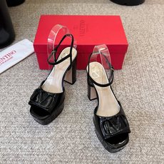 VALENTINO华伦天奴凉鞋经典凉鞋春夏VLOGO SIGNATURE鞋型线条流畅.版型超赞上脚舒适.增高.显瘦.拉长 VALENTINO华伦天奴凉鞋经典凉鞋春夏VLOGO SIGNATURE鞋型线条流畅.版型超赞上脚舒适.增高.显瘦.拉长