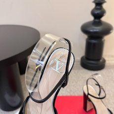 VALENTINO华伦天奴凉鞋经典凉鞋春夏VLOGO SIGNATURE鞋型线条流畅.版型超赞上脚舒适.增高.显瘦.拉长 VALENTINO华伦天奴凉鞋经典凉鞋春夏VLOGO SIGNATURE鞋型线条流畅.版型超赞上脚舒适.增高.显瘦.拉长