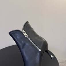 Alexander Wang/亚力山大.王 秋冬新款 新品纽约时装周侧拉链短靴 ins风新款推出—— 这款继续延续了大王 Alexander Wang/亚力山大.王 秋冬新款 新品纽约时装周侧拉链短靴 ins风新款推出—— 这款继续延续了大王