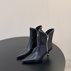Alexander Wang/亚力山大.王 秋冬新款 新品纽约时装周侧拉链短靴 ins风新款推出—— 这款继续延续了大王 Alexander Wang/亚力山大.王 秋冬新款 新品纽约时装周侧拉链短靴 ins风新款推出—— 这款继续延续了大王