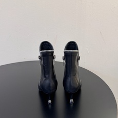 Alexander Wang/亚力山大.王 秋冬新款 新品纽约时装周侧拉链短靴 ins风新款推出—— 这款继续延续了大王 Alexander Wang/亚力山大.王 秋冬新款 新品纽约时装周侧拉链短靴 ins风新款推出—— 这款继续延续了大王