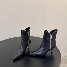 Alexander Wang/亚力山大.王 秋冬新款 新品纽约时装周侧拉链短靴 ins风新款推出—— 这款继续延续了大王 Alexander Wang/亚力山大.王 秋冬新款 新品纽约时装周侧拉链短靴 ins风新款推出—— 这款继续延续了大王
