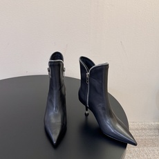Alexander Wang/亚力山大.王 秋冬新款 新品纽约时装周侧拉链短靴 ins风新款推出—— 这款继续延续了大王 Alexander Wang/亚力山大.王 秋冬新款 新品纽约时装周侧拉链短靴 ins风新款推出—— 这款继续延续了大王