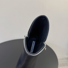 Alexander Wang/亚力山大.王 秋冬新款 新品纽约时装周侧拉链短靴 ins风新款推出—— 这款继续延续了大王 Alexander Wang/亚力山大.王 秋冬新款 新品纽约时装周侧拉链短靴 ins风新款推出—— 这款继续延续了大王