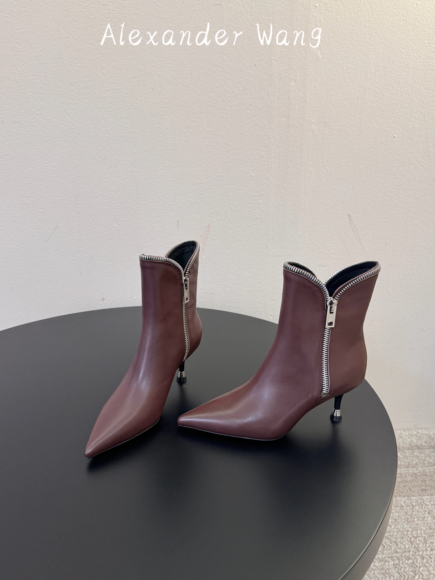 Alexander Wang/亚力山大.王 秋冬新款 新品纽约时装周侧拉链短靴 ins风新款推出—— 这款继续延续了大王 Alexander Wang/亚力山大.王 秋冬新款 新品纽约时装周侧拉链短靴 ins风新款推出—— 这款继续延续了大王