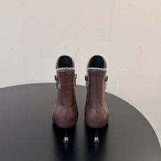 Alexander Wang/亚力山大.王 秋冬新款 新品纽约时装周侧拉链短靴 ins风新款推出—— 这款继续延续了大王 Alexander Wang/亚力山大.王 秋冬新款 新品纽约时装周侧拉链短靴 ins风新款推出—— 这款继续延续了大王