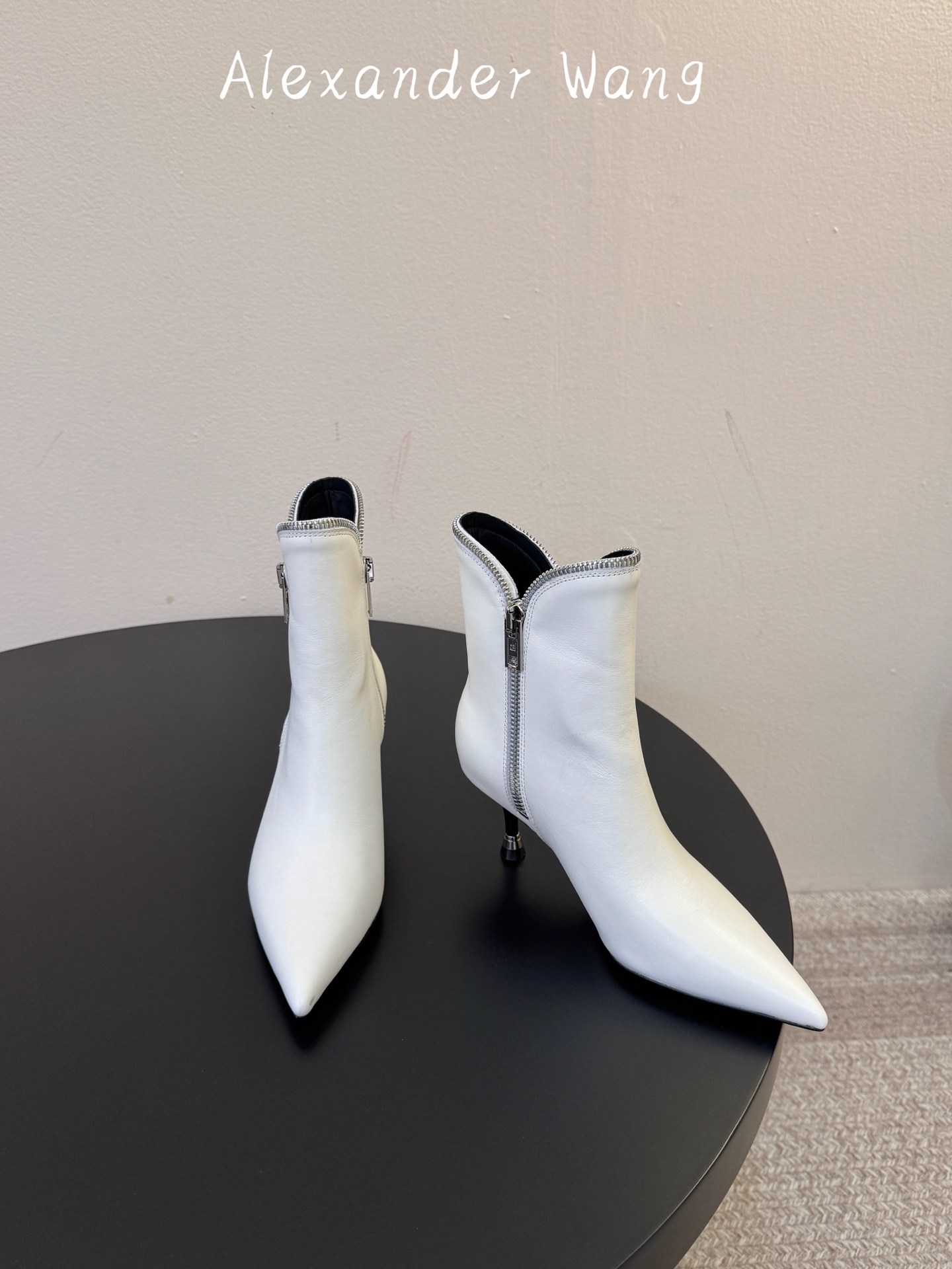 Alexander Wang/亚力山大.王 秋冬新款 新品纽约时装周侧拉链短靴 ins风新款推出—— 这款继续延续了大王 Alexander Wang/亚力山大.王 秋冬新款 新品纽约时装周侧拉链短靴 ins风新款推出—— 这款继续延续了大王