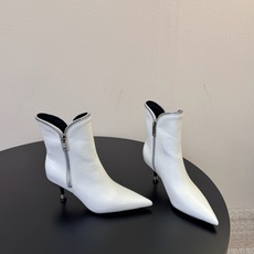 Alexander Wang/亚力山大.王 秋冬新款 新品纽约时装周侧拉链短靴 ins风新款推出—— 这款继续延续了大王 Alexander Wang/亚力山大.王 秋冬新款 新品纽约时装周侧拉链短靴 ins风新款推出—— 这款继续延续了大王
