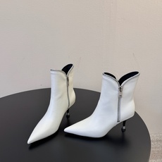 Alexander Wang/亚力山大.王 秋冬新款 新品纽约时装周侧拉链短靴 ins风新款推出—— 这款继续延续了大王 Alexander Wang/亚力山大.王 秋冬新款 新品纽约时装周侧拉链短靴 ins风新款推出—— 这款继续延续了大王