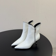 Alexander Wang/亚力山大.王 秋冬新款 新品纽约时装周侧拉链短靴 ins风新款推出—— 这款继续延续了大王 Alexander Wang/亚力山大.王 秋冬新款 新品纽约时装周侧拉链短靴 ins风新款推出—— 这款继续延续了大王