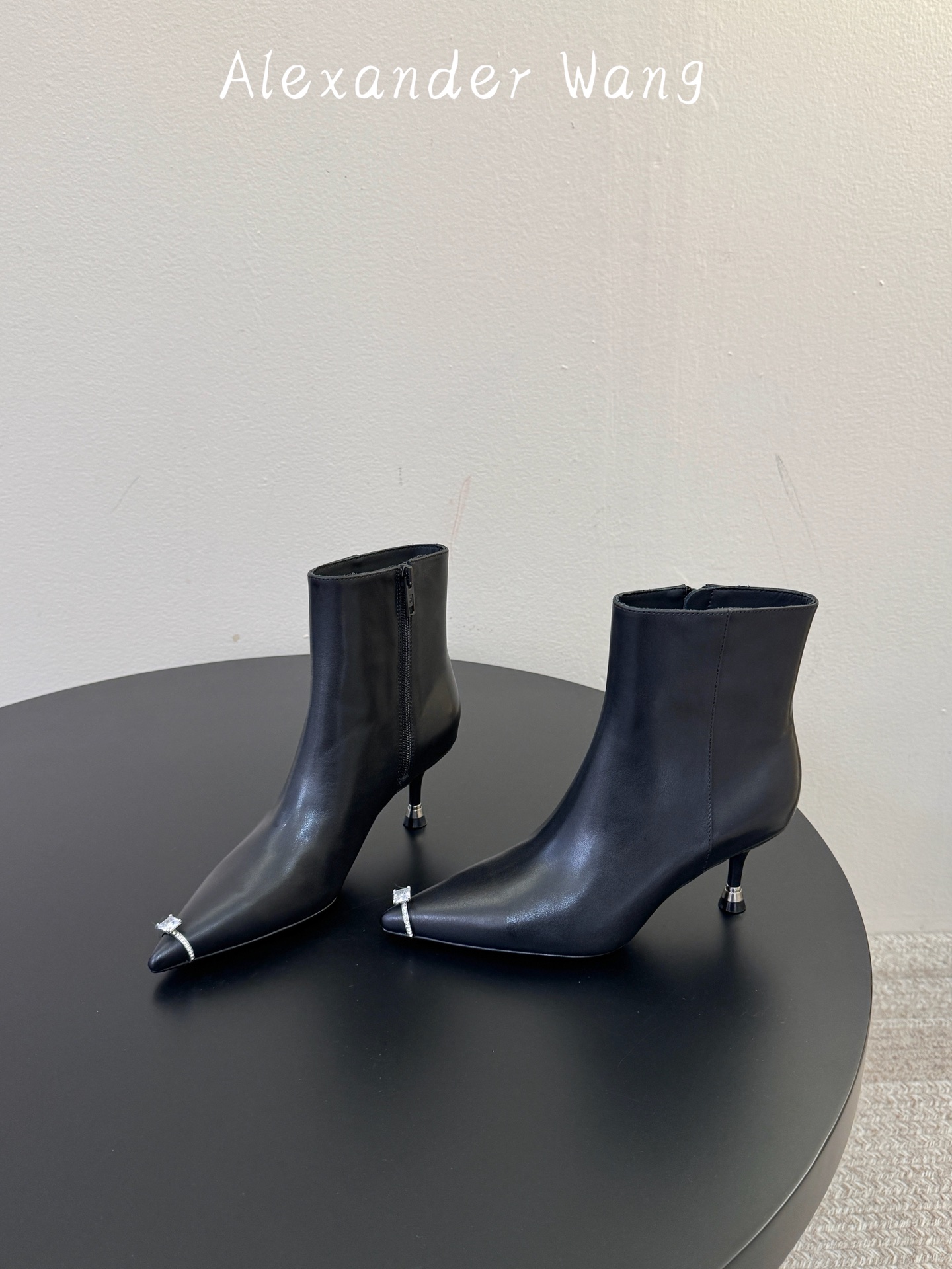 Alexander Wang/亚力山大.王 秋冬新款 新品纽约时装周侧拉链短靴 ins风新款推出—— 这款继续延续了大王