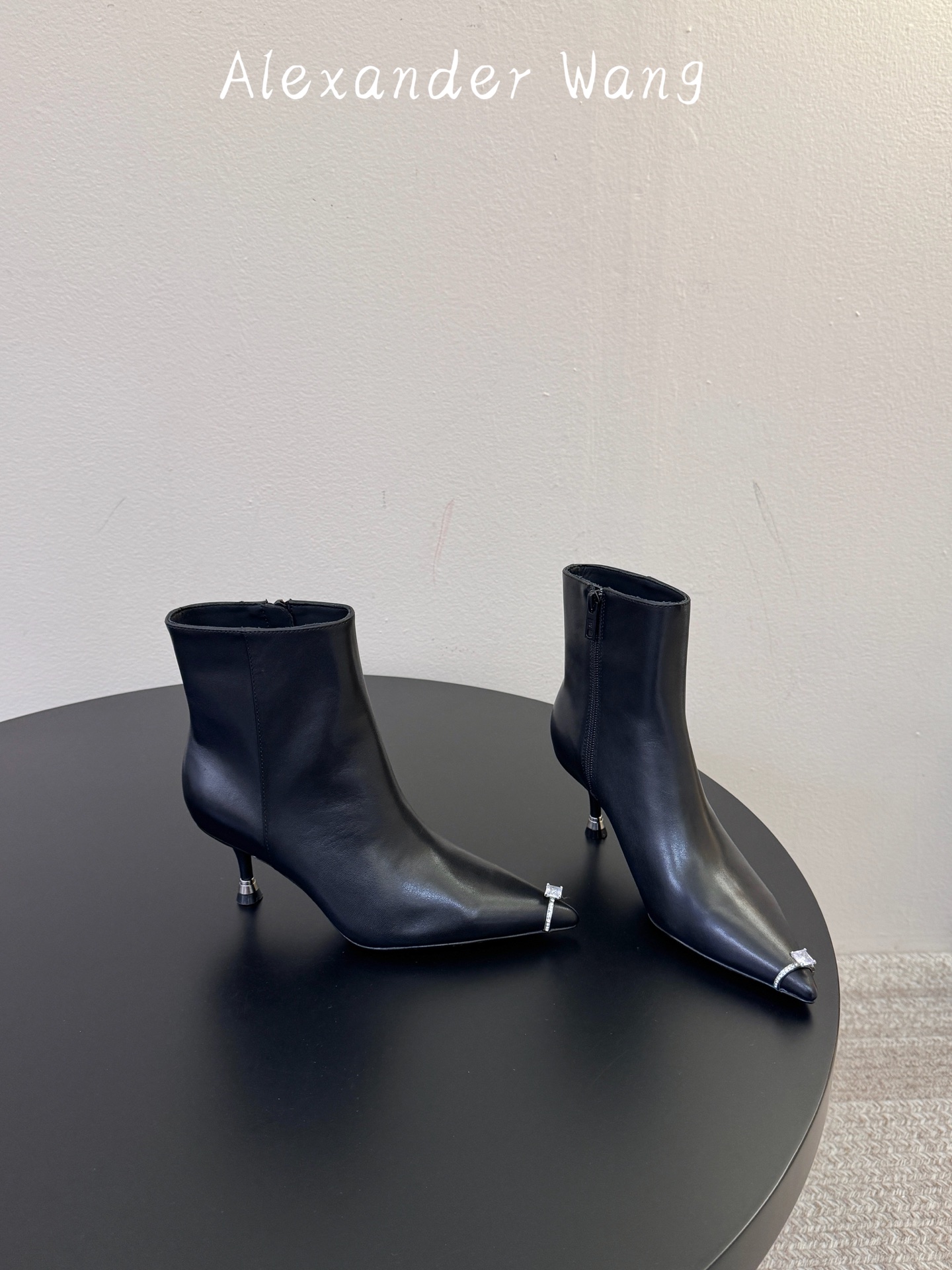 Alexander Wang/亚力山大.王 秋冬新款 新品纽约时装周侧拉链短靴 ins风新款推出—— 这款继续延续了大王