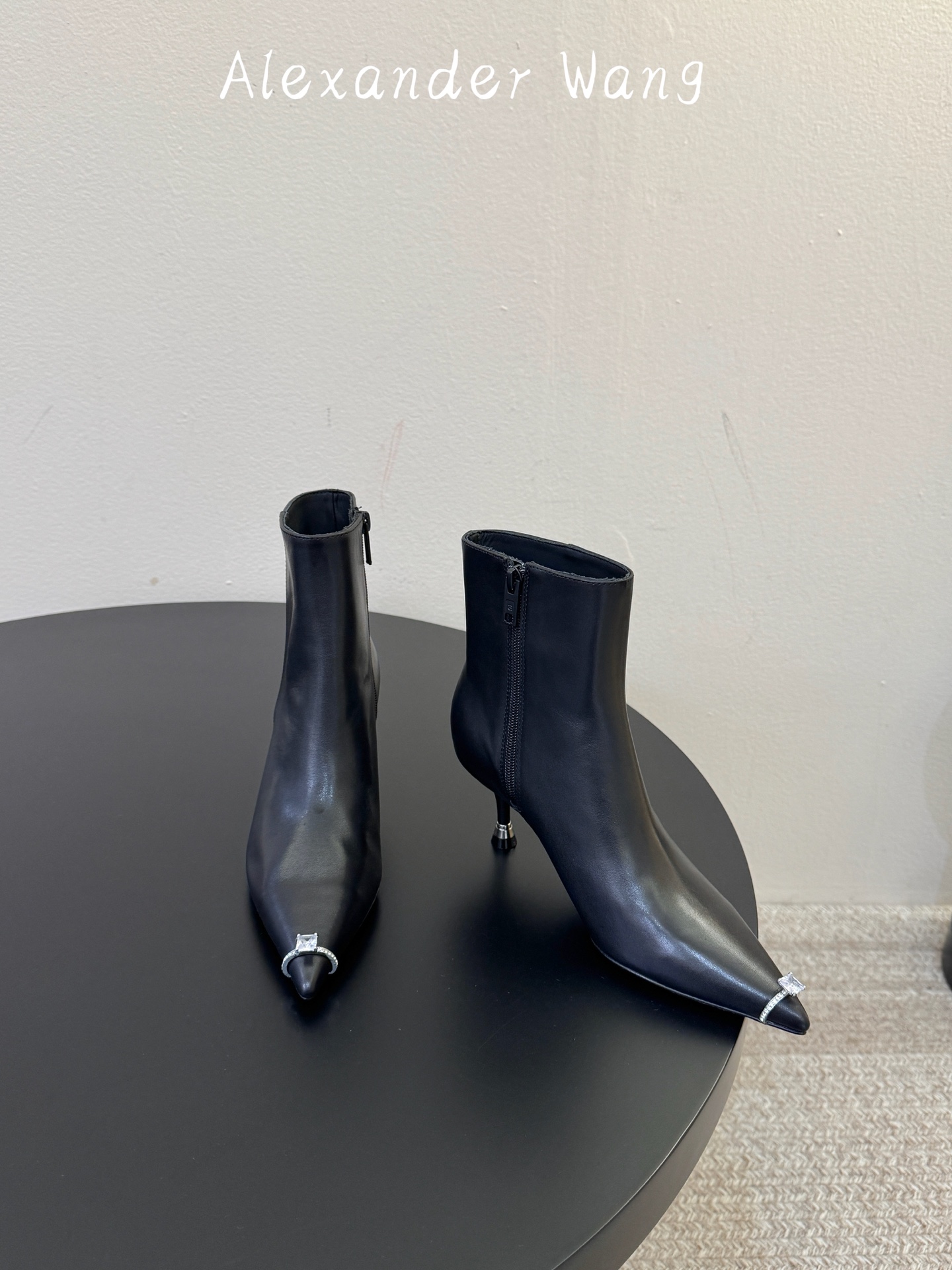 Alexander Wang/亚力山大.王 秋冬新款 新品纽约时装周侧拉链短靴 ins风新款推出—— 这款继续延续了大王