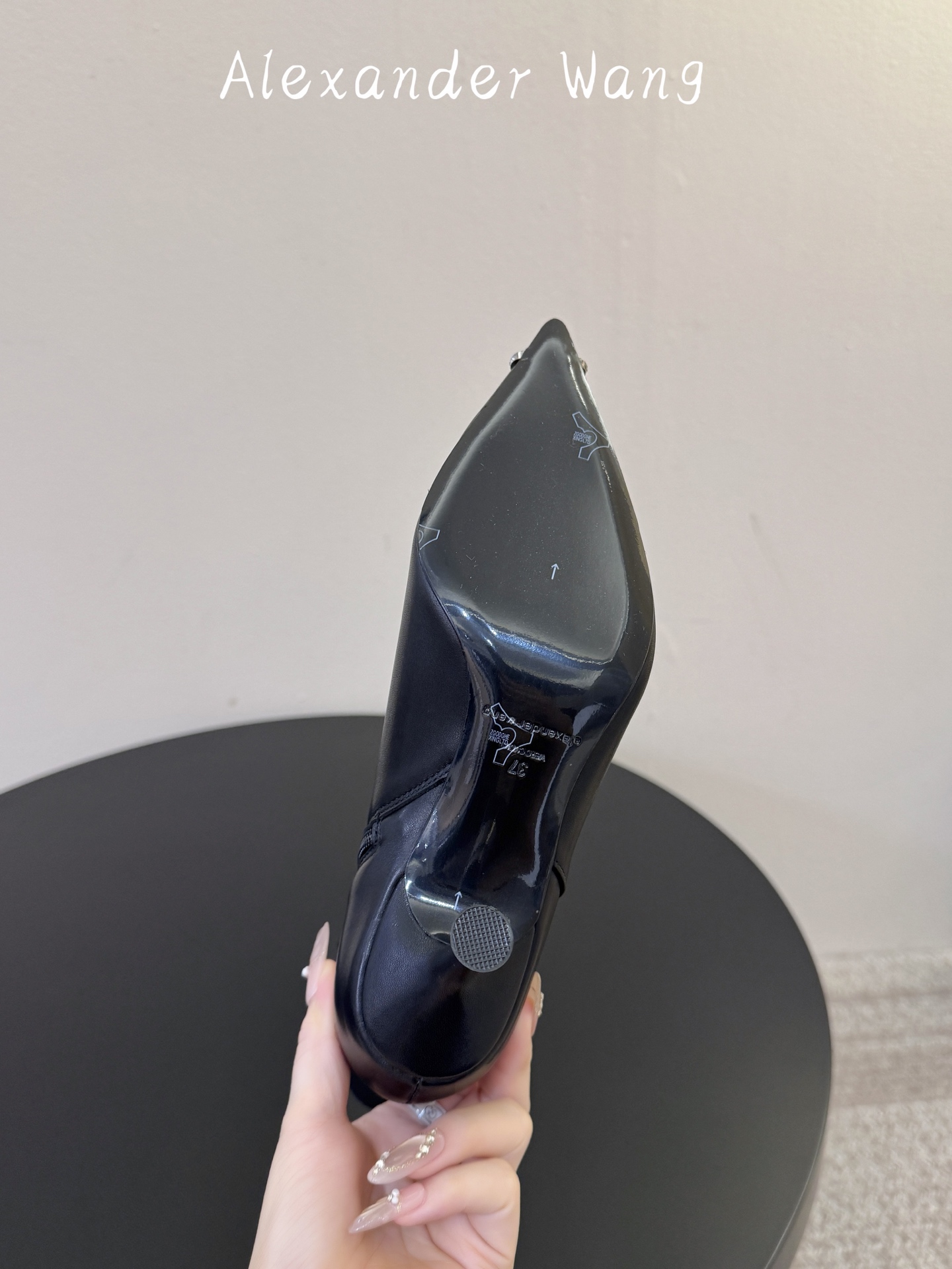 Alexander Wang/亚力山大.王 秋冬新款 新品纽约时装周侧拉链短靴 ins风新款推出—— 这款继续延续了大王