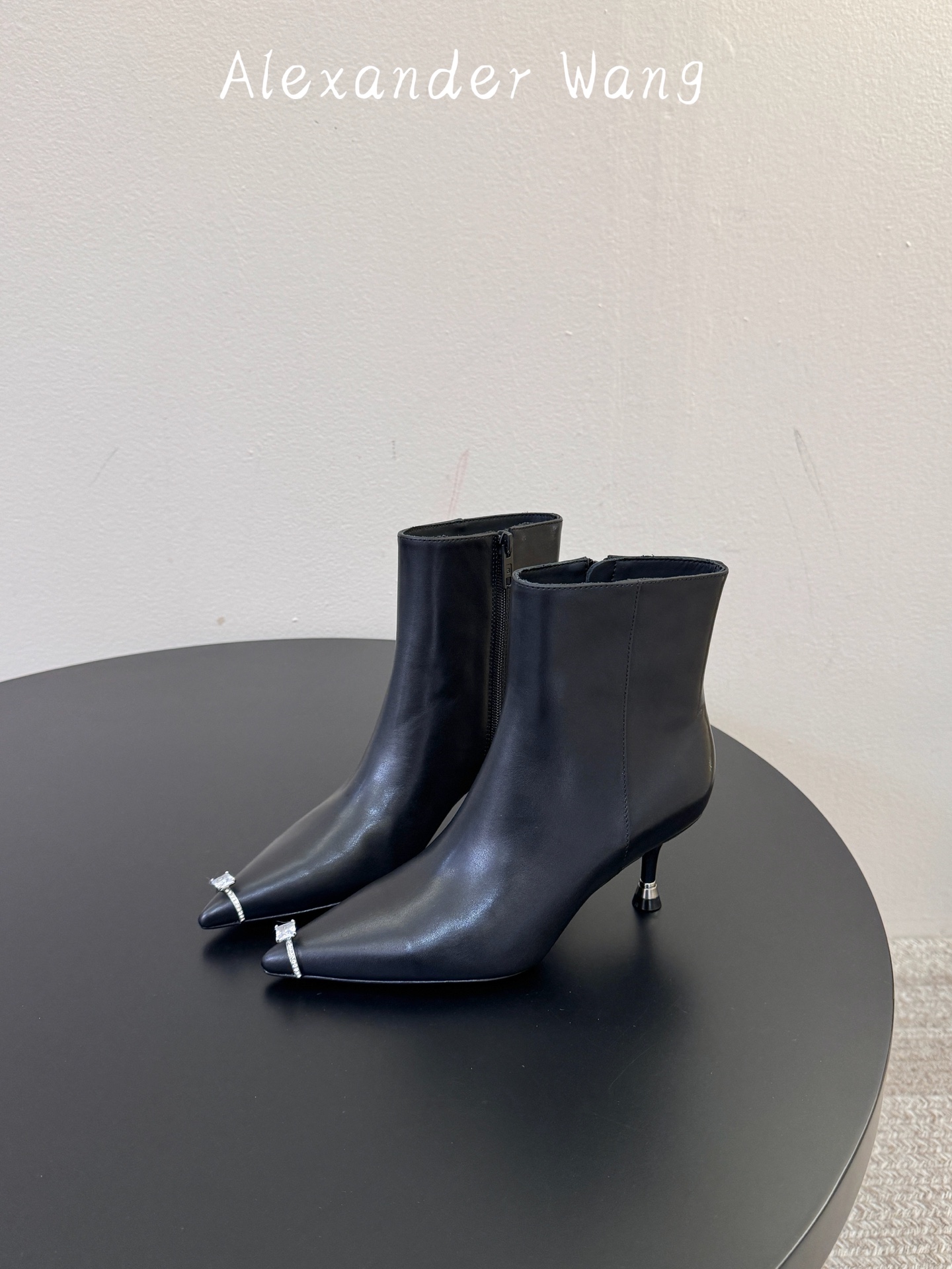 Alexander Wang/亚力山大.王 秋冬新款 新品纽约时装周侧拉链短靴 ins风新款推出—— 这款继续延续了大王