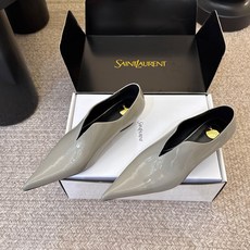 Saint Lauren*YSL新款尖头奶奶鞋 利落尖头线条自带复古优雅气场。经典黑白配色沉稳大气,明黄撞色明媚吸睛,两 Saint Lauren*YSL新款尖头奶奶鞋 利落尖头线条自带复古优雅气场。经典黑白配色沉稳大气,明黄撞色明媚吸睛,两