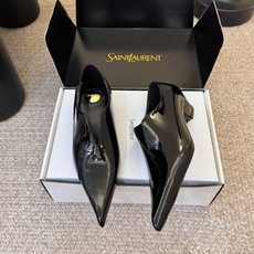 Saint Lauren*YSL新款尖头奶奶鞋 利落尖头线条自带复古优雅气场。经典黑白配色沉稳大气,明黄撞色明媚吸睛,两 Saint Lauren*YSL新款尖头奶奶鞋 利落尖头线条自带复古优雅气场。经典黑白配色沉稳大气,明黄撞色明媚吸睛,两